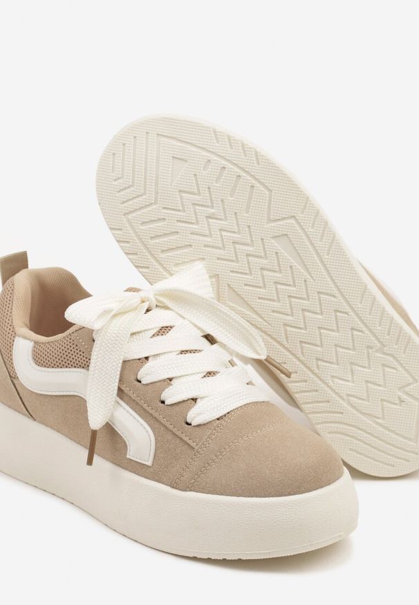 Renee - Ciemnobeżowe Sneakersy na Platformie z Geometrycznym Wzorem Kornelna. Okazja: na co dzień. Kolor: beżowy. Materiał: jeans. Wzór: geometria. Obcas: na platformie