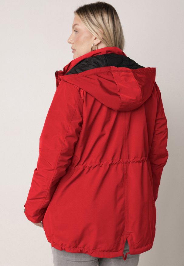 Born2be - Czerwono-Czarna Przejściowa Kurtka Dwustronna o Kroju Parki z Pikowaniem Wewnątrz Zidelle. Typ kołnierza: kaptur. Kolor: czerwony. Materiał: jeans, poliester. Styl: sportowy