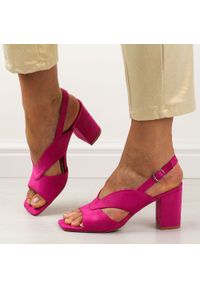 Fuksja sandały damskie na słupku Vinceza 2251. Kolor: różowy. Materiał: zamsz. Obcas: na słupku