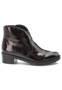 Czerwone Botki Rieker Eleganckie Lakierowane Obuwie Damskie. Okazja: na co dzień. Kolor: czerwony. Materiał: lakier. Sezon: zima, jesień. Obcas: na obcasie. Styl: elegancki. Wysokość obcasa: niski