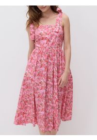 Reserved - Bawełniana sukienka na ramiączkach - fuksja. Kolor: różowy. Materiał: bawełna. Długość rękawa: na ramiączkach. Długość: midi #1