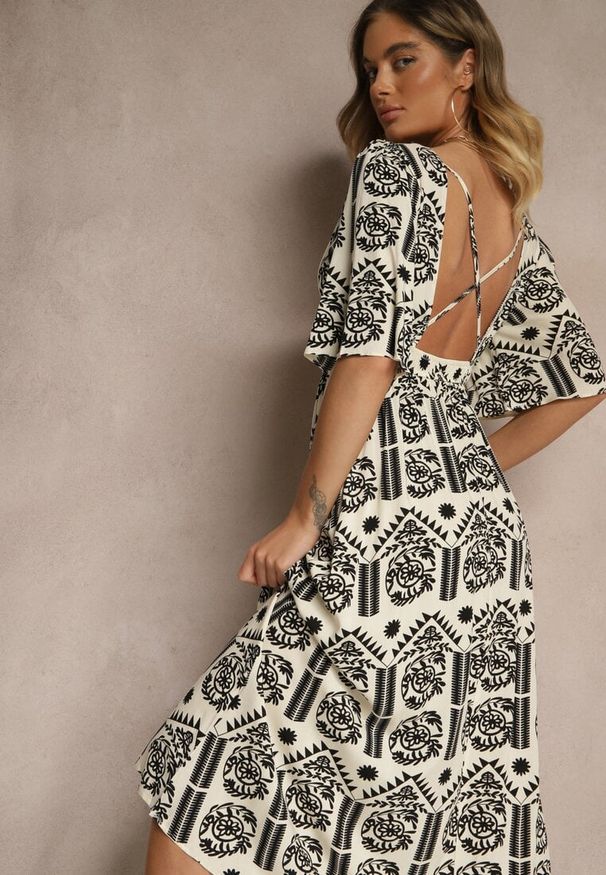 Renee - Czarno-Kremowa Sukienka Boho Rozkloszowana z Wiskozy z Odkrytymi Plecami Tuvria. Okazja: na co dzień. Typ kołnierza: dekolt w kształcie V. Kolor: czarny. Materiał: wiskoza. Typ sukienki: rozkloszowane. Styl: boho