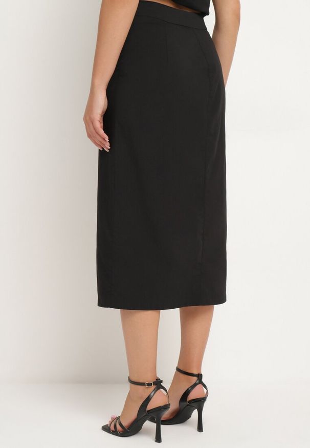 Born2be - Czarna Spódnica Trapezowa Wimlea. Okazja: na co dzień. Kolor: czarny. Styl: elegancki, klasyczny, casual