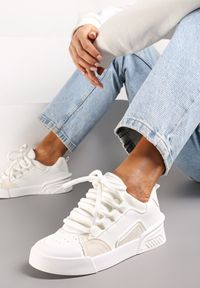 Renee - Białe Sneakersy w Stylu Trampek z Szerokimi Sznurówkami na Grubej Podeszwie Sakarias. Kolor: biały. Materiał: jeans