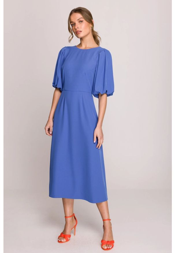 Stylove - Elegancka sukienka koktajlowa z bufiastymi rękawami niebieska. Okazja: na wesele, na ślub cywilny, na imprezę. Kolor: niebieski. Materiał: materiał, elastan. Długość rękawa: krótki rękaw. Sezon: lato. Typ sukienki: rozkloszowane. Styl: wizytowy, elegancki. Długość: midi
