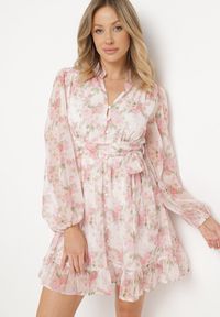 Born2be - Biało-Różowa Sukienka Rozkloszowana z Materiałowym Paskiem w Talii Ozdobiona Falbankami Kleviorna. Okazja: na spotkanie biznesowe, do pracy. Typ kołnierza: kołnierz z falbankami. Kolor: różowy. Materiał: materiał. Wzór: aplikacja. Typ sukienki: rozkloszowane. Styl: biznesowy, elegancki #5
