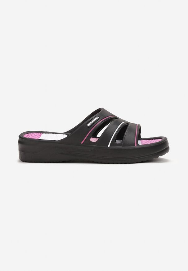 Born2be - Czarne Basenowe Klapki na Niskim Koturnie z Wycięciami Narsilla. Okazja: na plażę. Kolor: czarny. Materiał: guma. Wzór: aplikacja. Obcas: na koturnie