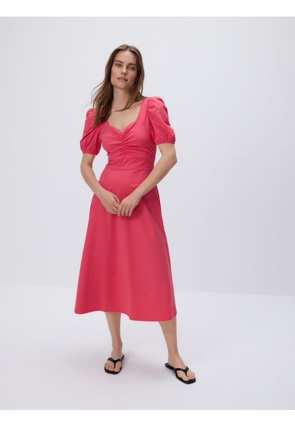 Reserved - Sukienka midi - fioletowy. Kolor: fioletowy. Materiał: tkanina. Wzór: gładki. Długość: midi