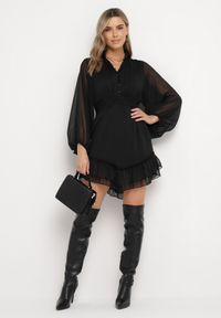 Born2be - Czarna Rozkloszowana Sukienka z Falbanką Harlin. Kolor: czarny. Długość: mini #3