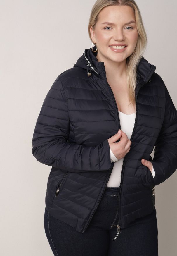 Born2be - Granatowa Pikowana Kurtka Przejściowa z Odpinanym Kapturem Tidesse. Kolor: niebieski. Materiał: poliester, jeans