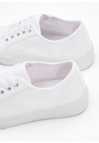 bonprix - Sneakersy na platformie z bawełnianego płótna. Kolor: biały. Materiał: bawełna. Obcas: na platformie #2