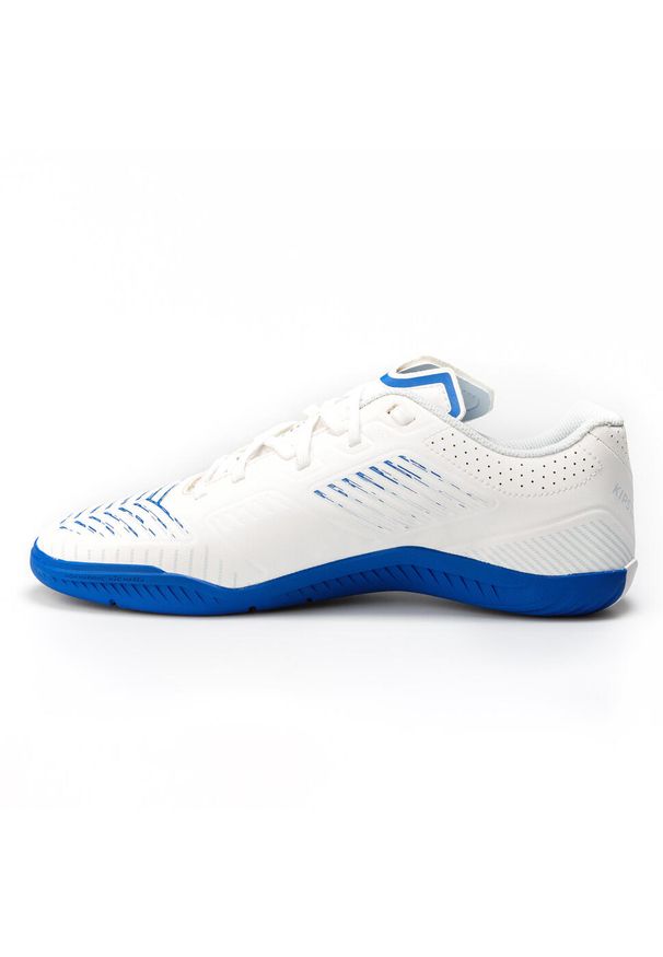 KIPSTA - Buty do piłki nożnej halowej Kipsta Futsal Ginka 500. Kolor: niebieski, wielokolorowy, biały. Materiał: syntetyk, poliester, kauczuk. Wzór: gładki. Sport: piłka nożna