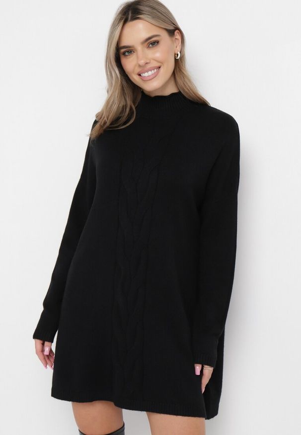 Born2be - Czarny Oversizowy Sweter Golf z Wiskozą i Ozdobnym Splotem z Przodu Goyanes. Okazja: na spotkanie biznesowe, do pracy, na co dzień. Typ kołnierza: golf. Kolor: czarny. Materiał: wiskoza. Wzór: ze splotem. Styl: biznesowy, casual