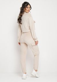 Born2be - Jasnobeżowy Welurowy Komplet Dresowy Bluza z Ozdobną Kieszenią i Luźne Spodnie z Kieszeniami Whisperia. Kolor: beżowy. Materiał: welur, dresówka #6