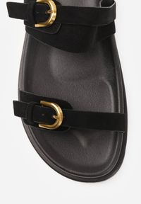 Renee - Czarne Klapki Ozdobione Metalicznymi Klamrami Zelivra. Kolor: czarny. Wzór: aplikacja. Sezon: lato. Styl: boho, elegancki #6