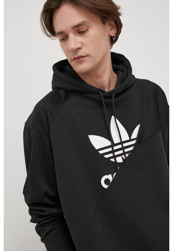 adidas Originals - Adidas Originals bluza bawełniana męska kolor czarny z kapturem z nadrukiem. Typ kołnierza: kaptur. Kolor: czarny. Materiał: bawełna. Wzór: nadruk