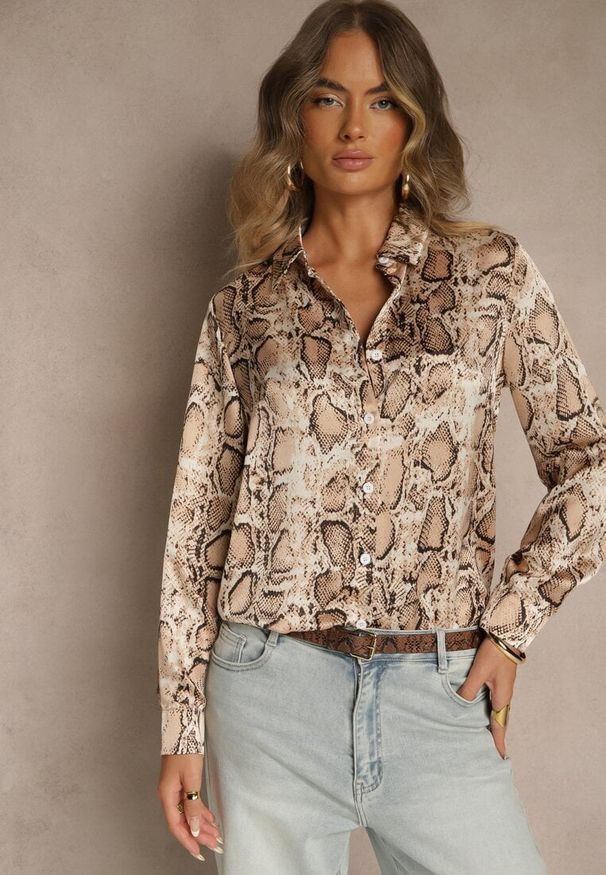 Renee - Brązowa Koszula Vices z Satynowej Tkaniny w Wężowy Print Resmina. Okazja: na spotkanie biznesowe, na co dzień. Kolor: brązowy. Materiał: satyna, tkanina. Długość rękawa: długi rękaw. Długość: długie. Wzór: nadruk. Styl: klasyczny, biznesowy, casual, elegancki