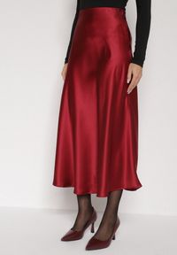 Born2be - Bordowa Rozkloszowana Midi Spódnica Satynowa Zapinana na Suwak z Gumką w Pasie Williwarne. Stan: podwyższony. Kolor: czerwony. Materiał: satyna #1