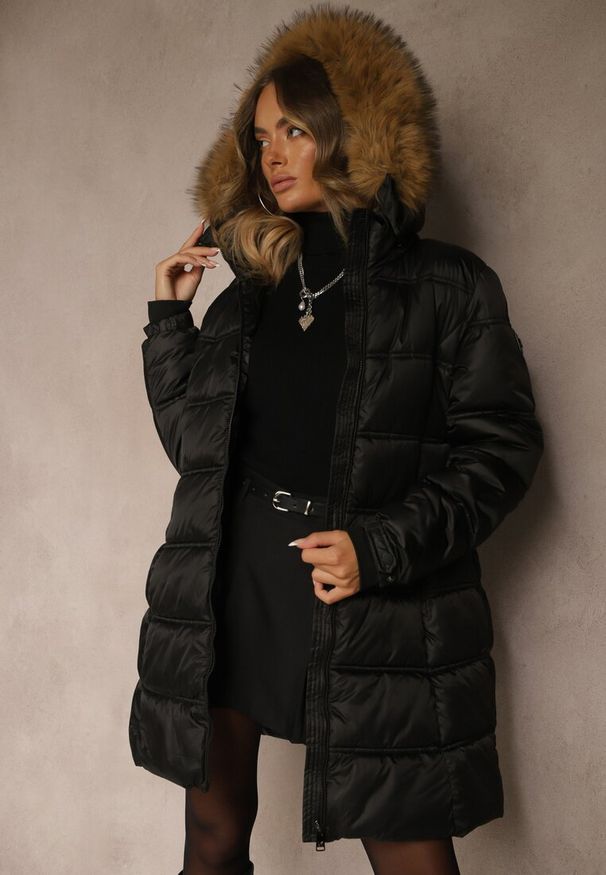 Renee - Czarna Pikowana Kurtka o Długim Fasonie z Odpinanym Kapturem z Futerkiem Fenalda. Okazja: na spacer. Kolor: czarny. Materiał: futro. Długość: długie. Styl: elegancki