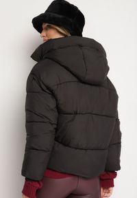 Born2be - Czarna Kurtka Pikowana o Pudełkowym Kroju z Kapturem i Ściągaczami Hediana. Okazja: na co dzień. Typ kołnierza: kaptur. Kolor: czarny. Materiał: jeans, materiał. Długość rękawa: długi rękaw. Długość: długie. Styl: sportowy, casual, elegancki #5