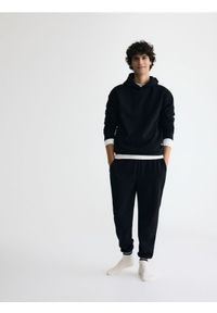 Reserved - Spodnie dresowe regular fit - czarny. Kolor: czarny. Materiał: dresówka