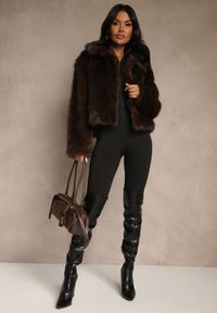 Renee - Brązowa Kurtka Futerko o Fasonie Cropped z Kołnierzem Abentia. Okazja: na co dzień. Kolor: brązowy. Materiał: futro. Sezon: zima. Styl: casual #4