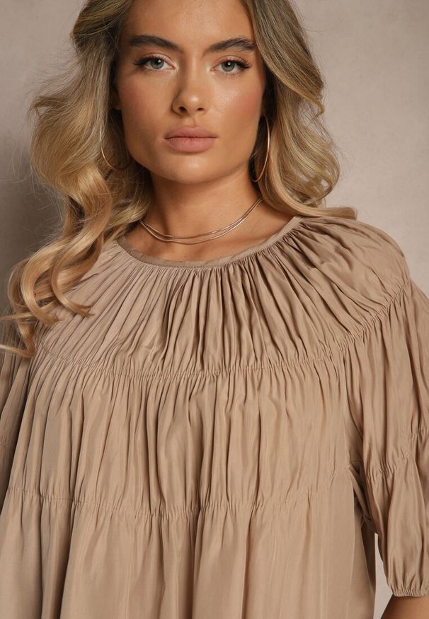 Renee - Jasnobrązowa Bluzka z Wiskozą o Fasonie Oversize z Gumkami w Ramionach Alirona. Okazja: na spacer. Kolor: brązowy. Materiał: wiskoza. Styl: klasyczny, elegancki