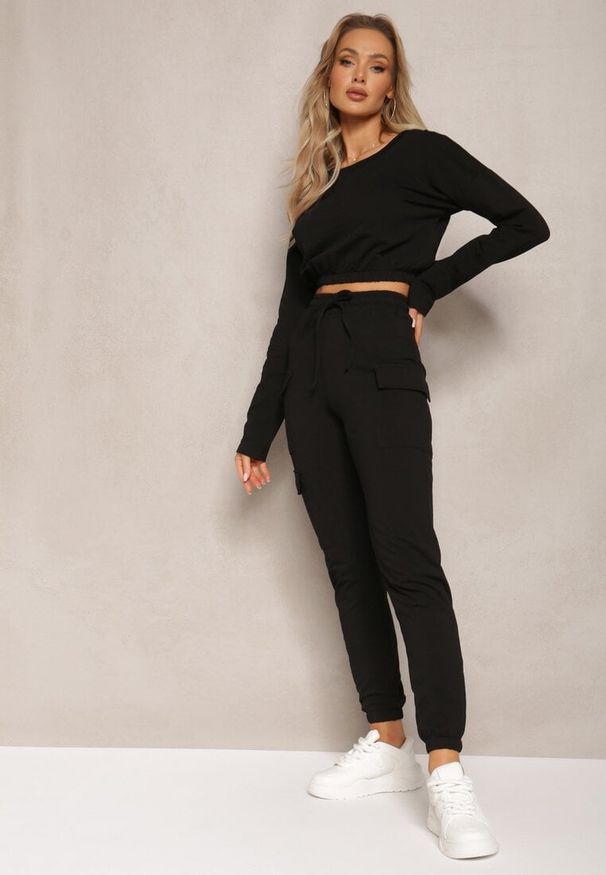 Renee - Czarny Komplet Dresowy Bluza Cropped i Spodnie z Kieszeniami Cargo Xerlesa. Kolor: czarny. Materiał: dresówka