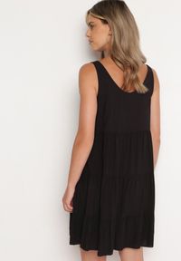 Born2be - Czarna Bawełniana Rozkloszowana Sukienka na Ramiączkach z Falbanami Criselles. Okazja: na spacer, na plażę. Typ kołnierza: kołnierz z falbankami. Kolor: czarny. Materiał: bawełna. Długość rękawa: na ramiączkach. Sezon: lato. Styl: elegancki #3