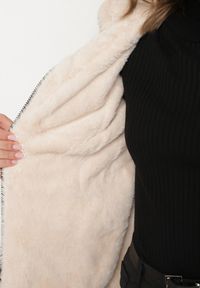 Born2be - Czarno-Beżowa Pikowana Kurtka Dwustronna z Kapturem i Futerkiem Rinaresa. Okazja: na co dzień. Typ kołnierza: kaptur. Kolor: czarny. Materiał: futro. Styl: casual, elegancki #4