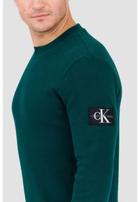 Calvin Klein - CALVIN KLEIN Zielony męski longsleeve z naszywką. Okazja: na co dzień. Kolor: zielony. Materiał: bawełna. Długość rękawa: długi rękaw. Wzór: aplikacja. Styl: casual #3