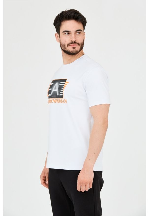 EA7 Emporio Armani - EA7 Biały t-shirt z holograficznym logo. Kolor: biały