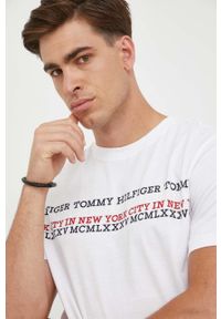 TOMMY HILFIGER - Tommy Hilfiger t-shirt bawełniany kolor biały z nadrukiem. Kolor: biały. Materiał: bawełna. Długość rękawa: krótki rękaw. Długość: krótkie. Wzór: nadruk. Styl: klasyczny #2