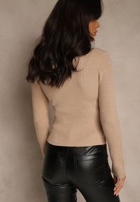 Renee - Beżowy Gładki Sweter z Wiskozą z Metaliczną Nicią i Guzikami przy Dekolcie Lilivea. Okazja: na spacer. Kolor: beżowy. Materiał: wiskoza. Długość: krótkie. Wzór: gładki #3