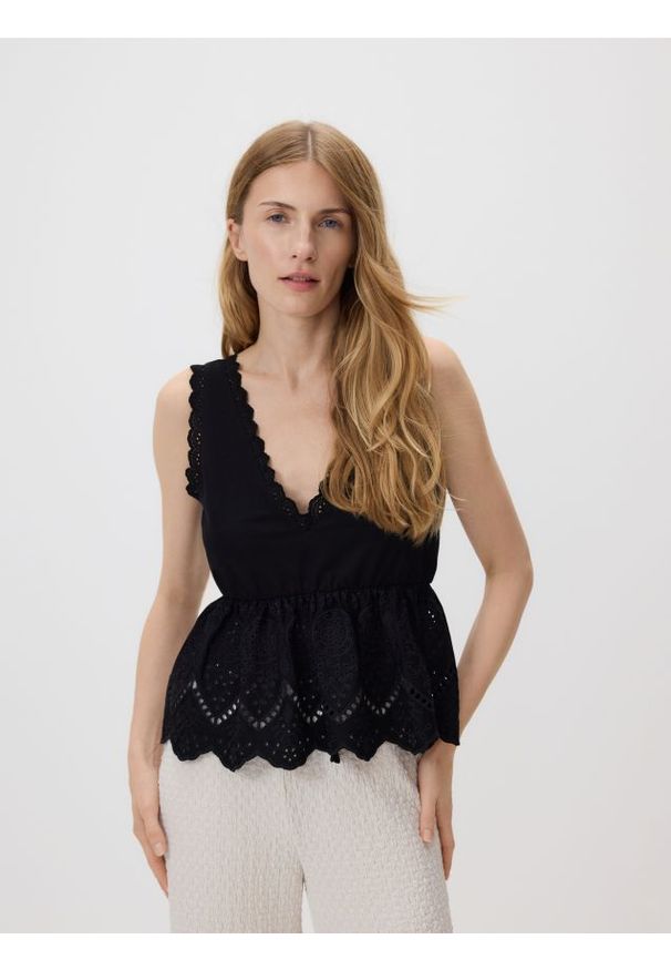Reserved - Bluzka z ażurową baskinką - czarny. Kolor: czarny. Materiał: wiskoza. Wzór: ażurowy