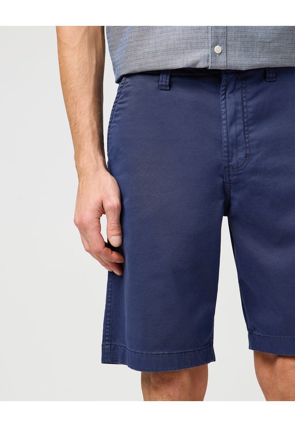 Wrangler - MESKIE SPODENKI WRANGLER CHINO SHORT NAVY 112362348. Okazja: na co dzień. Materiał: materiał, skóra, len, bawełna, elastan. Długość: do kolan. Sezon: lato. Styl: casual, klasyczny