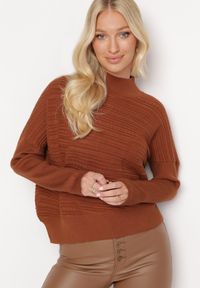Born2be - Brązowy Sweter z Wełną o Asymetrycznym Fasonie z Tłoczeniem Sarositte. Kolor: brązowy. Materiał: wełna #4
