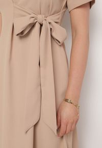 Born2be - Beżowa Sukienka Vices o Rozkloszowanym Kroju z Ozdobnym Wiązaniem Ellis. Okazja: na co dzień, na imprezę. Kolor: beżowy. Materiał: skóra, jeans. Długość rękawa: krótki rękaw. Styl: klasyczny, casual #4