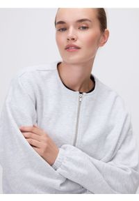 Reserved - Bluza ze ściągaczem - jasnoszary. Kolor: szary. Materiał: dzianina, bawełna. Wzór: gładki #1