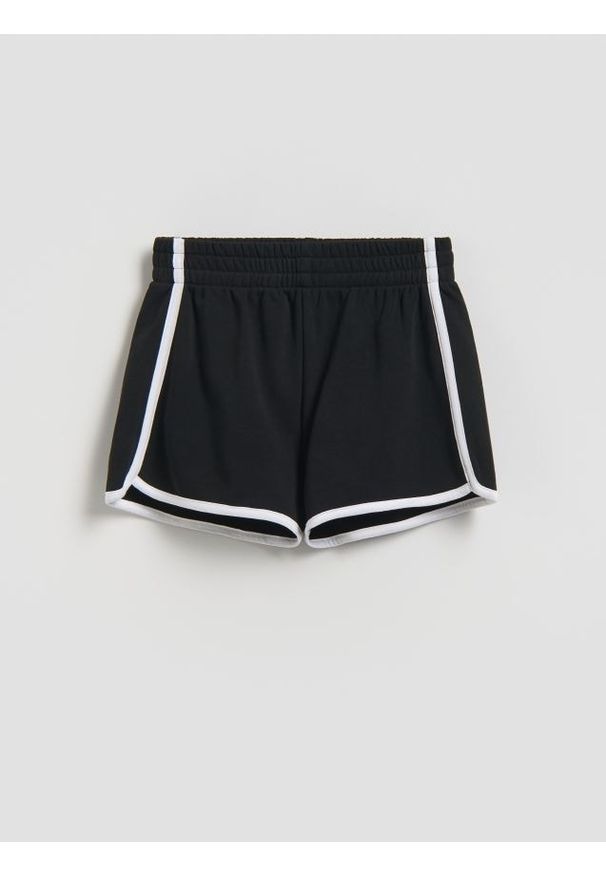 Reserved - Dresowe szorty z lampasem - czarny. Kolor: czarny. Materiał: dresówka
