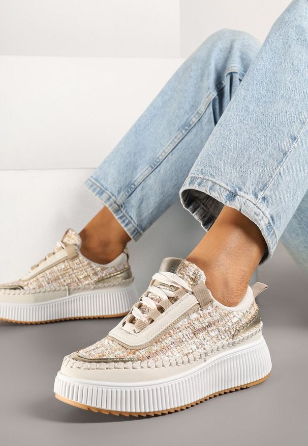 Renee - Ciemnobeżowe Sneakersy z Tweedowymi Zdobieniami i Przeszyciami na Platformie Ulandrelia. Okazja: do pracy, na co dzień. Kolor: beżowy. Wzór: aplikacja. Obcas: na platformie