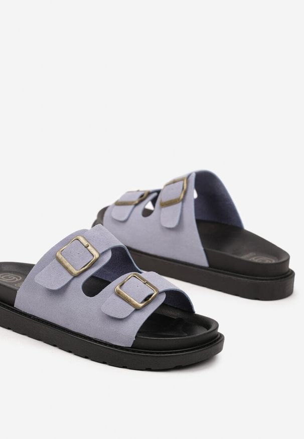 Renee - Niebieskie Klapki w Casualowym Stylu ze Sprzączkami Cinea. Okazja: na co dzień. Kolor: niebieski. Materiał: jeans, zamsz, skóra. Obcas: na płaskiej podeszwie. Styl: casual