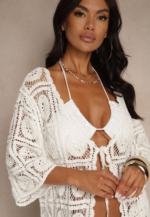 Renee - Biały Ażurowy Kardigan z Bawełny Ozdobiony Wiązaniem Halomesa. Okazja: na co dzień. Kolor: biały. Materiał: bawełna. Wzór: ażurowy, aplikacja. Styl: casual