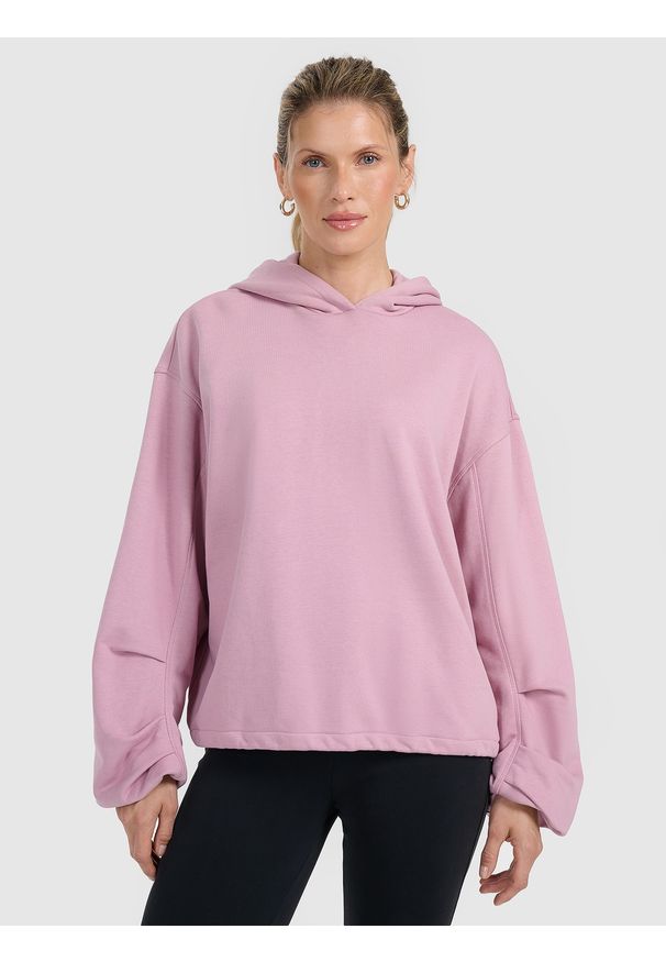 4f - 4F Bluza dresowa nierozpinana z kapturem damska - różowa L. Okazja: na co dzień. Typ kołnierza: kaptur. Kolor: różowy. Materiał: dresówka. Styl: casual