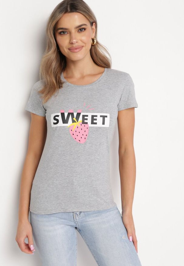 Born2be - Szara Bawełniana Bluzka z Nadrukiem i Napisem Vemassa. Kolor: szary. Materiał: bawełna. Długość rękawa: krótki rękaw. Długość: krótkie. Wzór: napisy, nadruk. Sezon: wiosna, lato