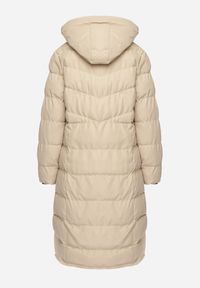 Born2be - Ciemnobeżowa Pikowana Kurtka z Kapturem i Ozdobnymi Taśmami Ettaria. Okazja: na co dzień. Typ kołnierza: kaptur. Kolor: beżowy. Materiał: jeans. Styl: casual, elegancki #6