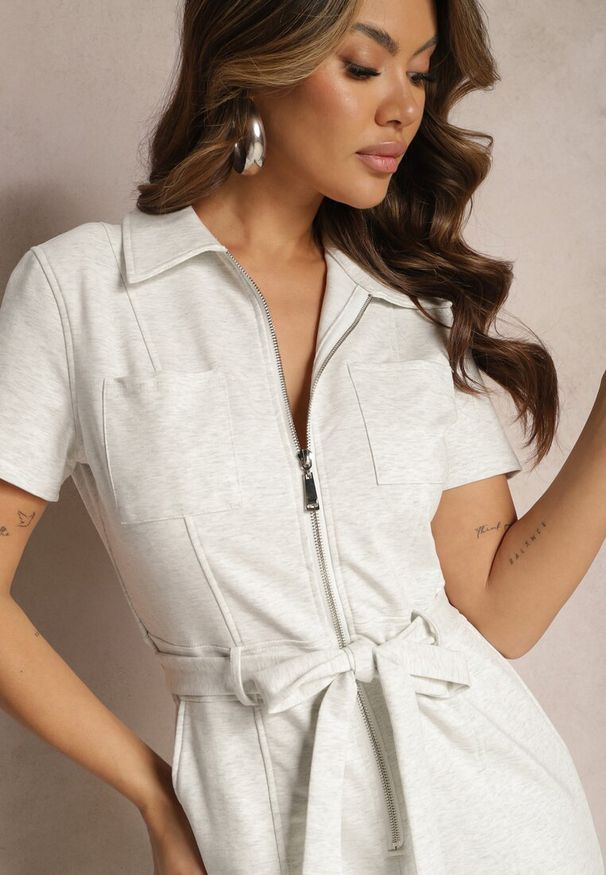 Renee - Jasnoszary Kombinezon z Elastycznej Bawełny z Suwakiem i Wiązanym Paskiem Ecatra. Kolekcja: dla wysokich. Kolor: szary. Materiał: bawełna. Sezon: lato