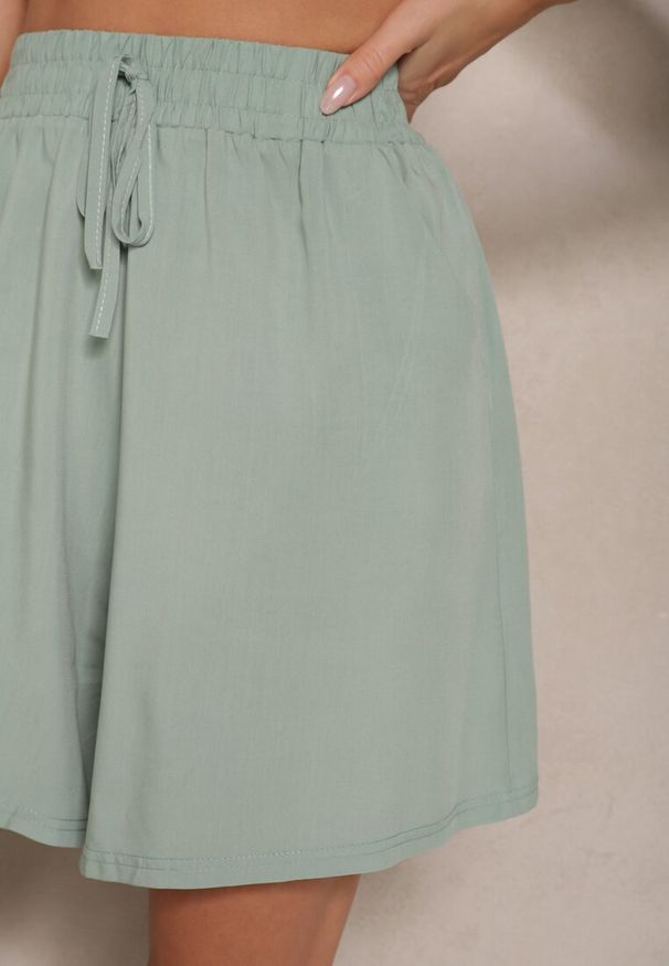 Renee - Jasnozielone Szorty z Bawełny High Waist Ozdobione Wiązaniem Selmio. Okazja: na co dzień. Stan: podwyższony. Kolor: zielony. Materiał: bawełna. Wzór: aplikacja. Styl: casual, elegancki