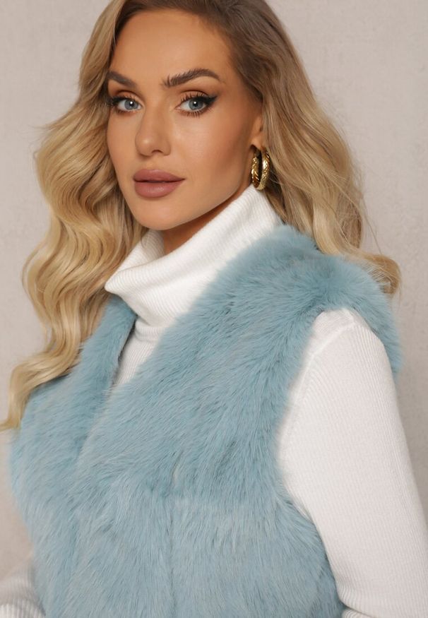 Renee - Niebieska Puchata Kamizelka z Futerka Ozdobiona Imitacją Skóry Tekllesa. Kolor: niebieski. Materiał: skóra, futro. Wzór: aplikacja