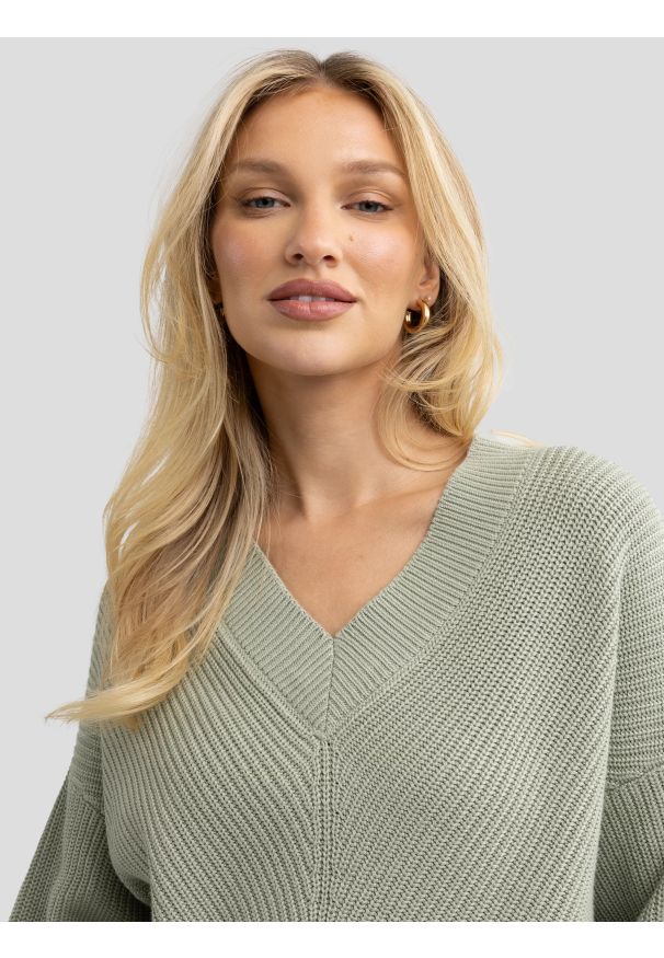 Big-Star - Sweter damski z wiskozy z dekoltem v-neck pistacjowy Cyntiana 300. Okazja: na co dzień. Kolor: zielony. Materiał: wiskoza. Styl: vintage, retro, elegancki, casual